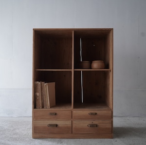 引き出しのついた木製棚