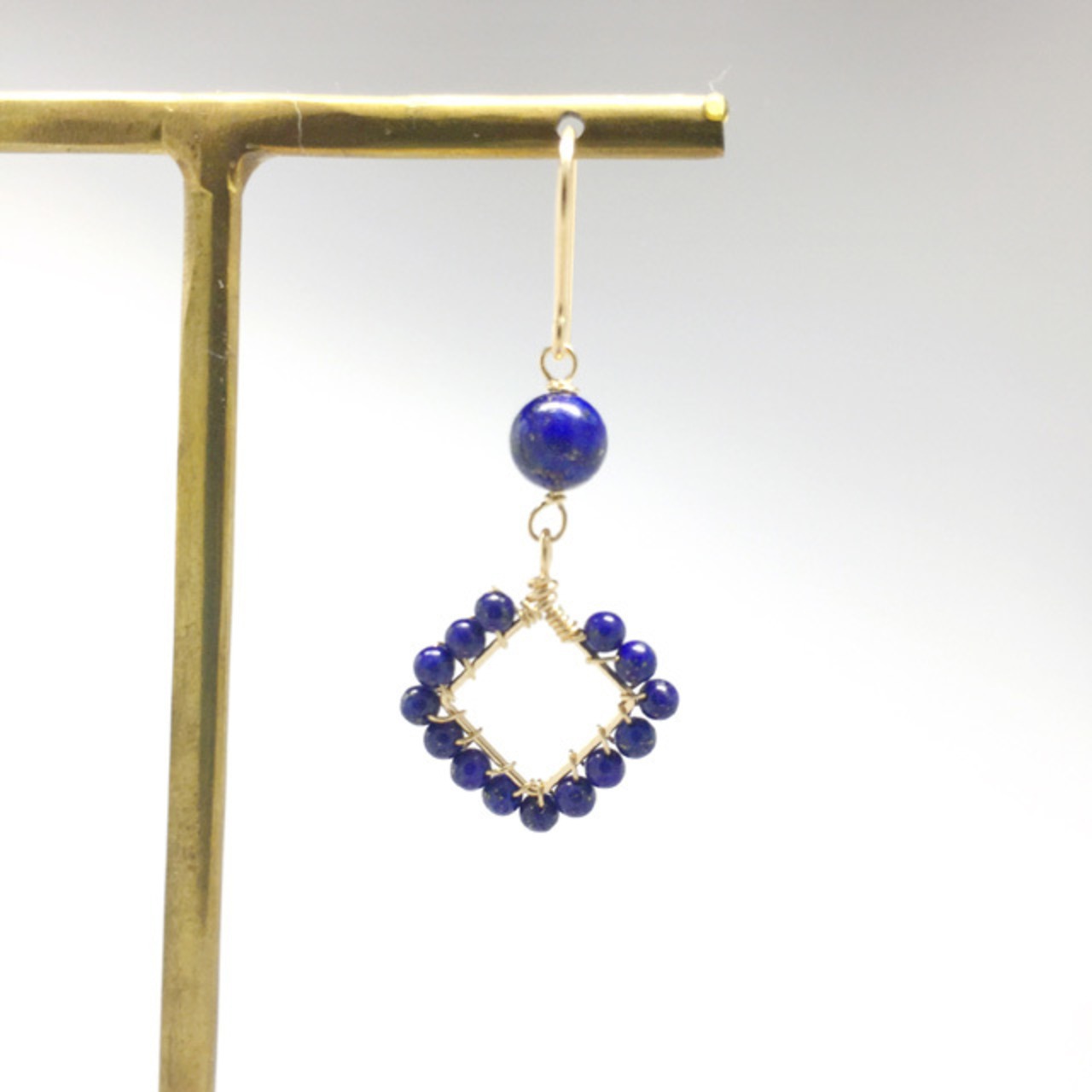 上品さを際立たせる色 ラピスラズリスクエアモチーフピアス、イヤリング mm1092