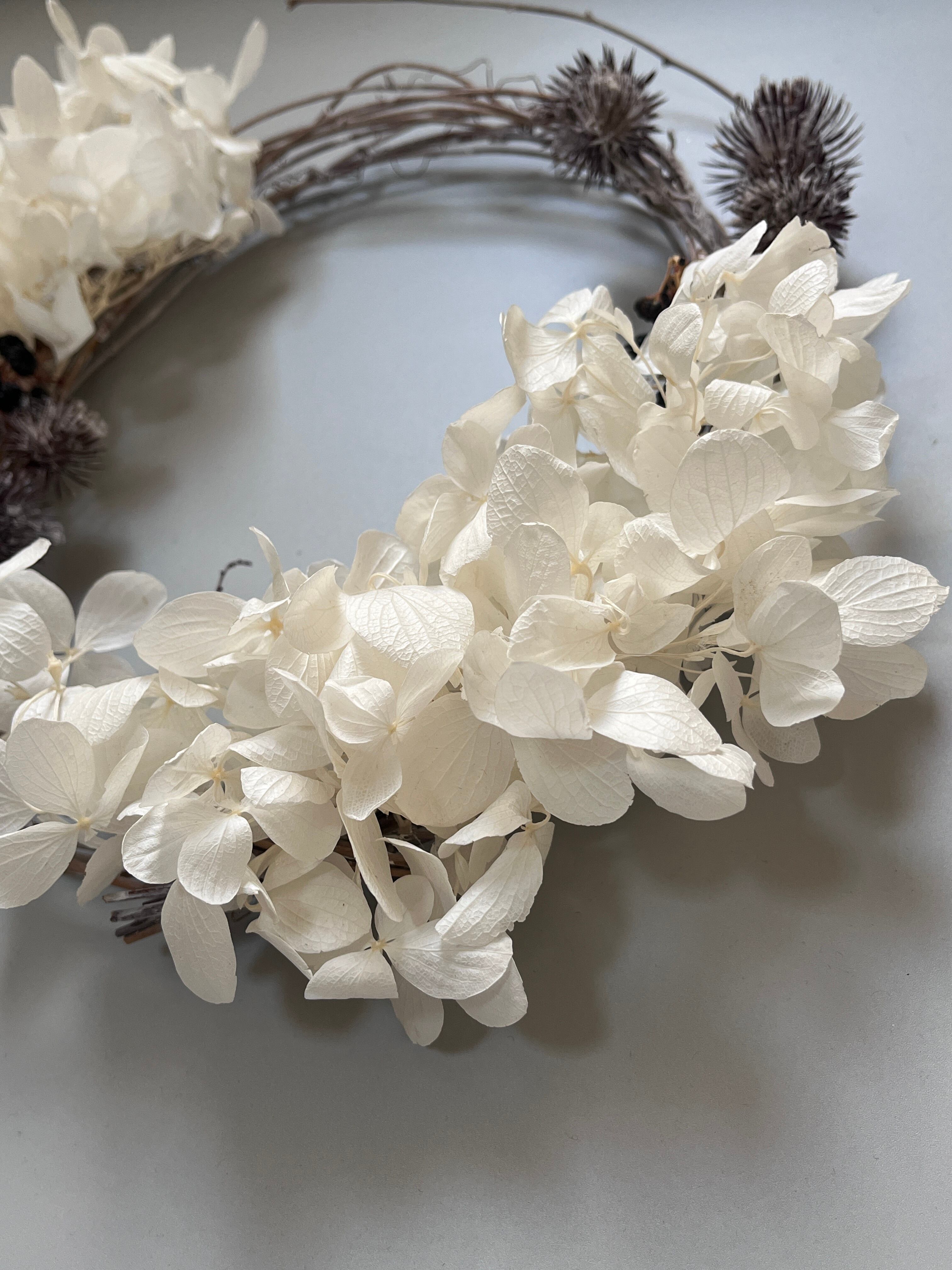 hydrangea white wreath 紫陽花とオヤマボクチのデザインリース | suite