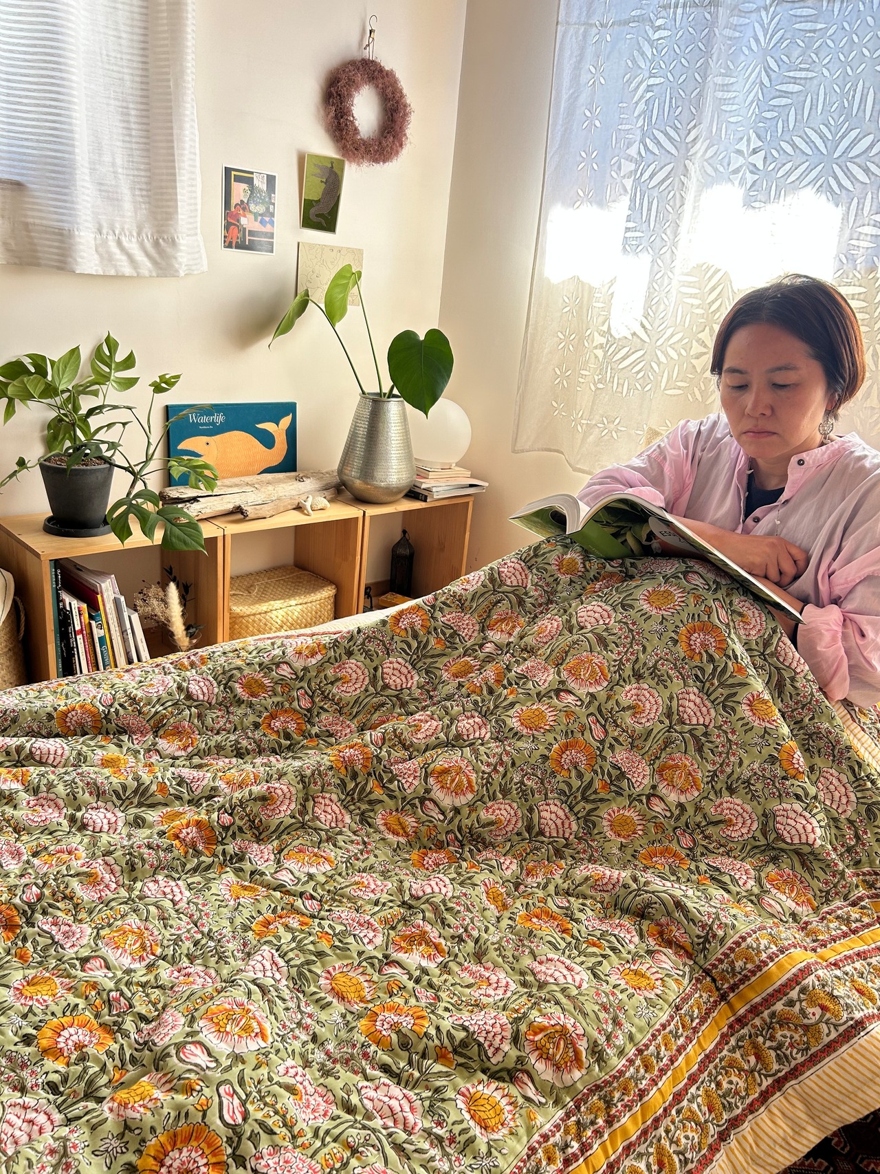 きいろとグリーンのひだまりに包まれるお花畑デザイン　ふかふか中綿入りキルト　シングルサイズ