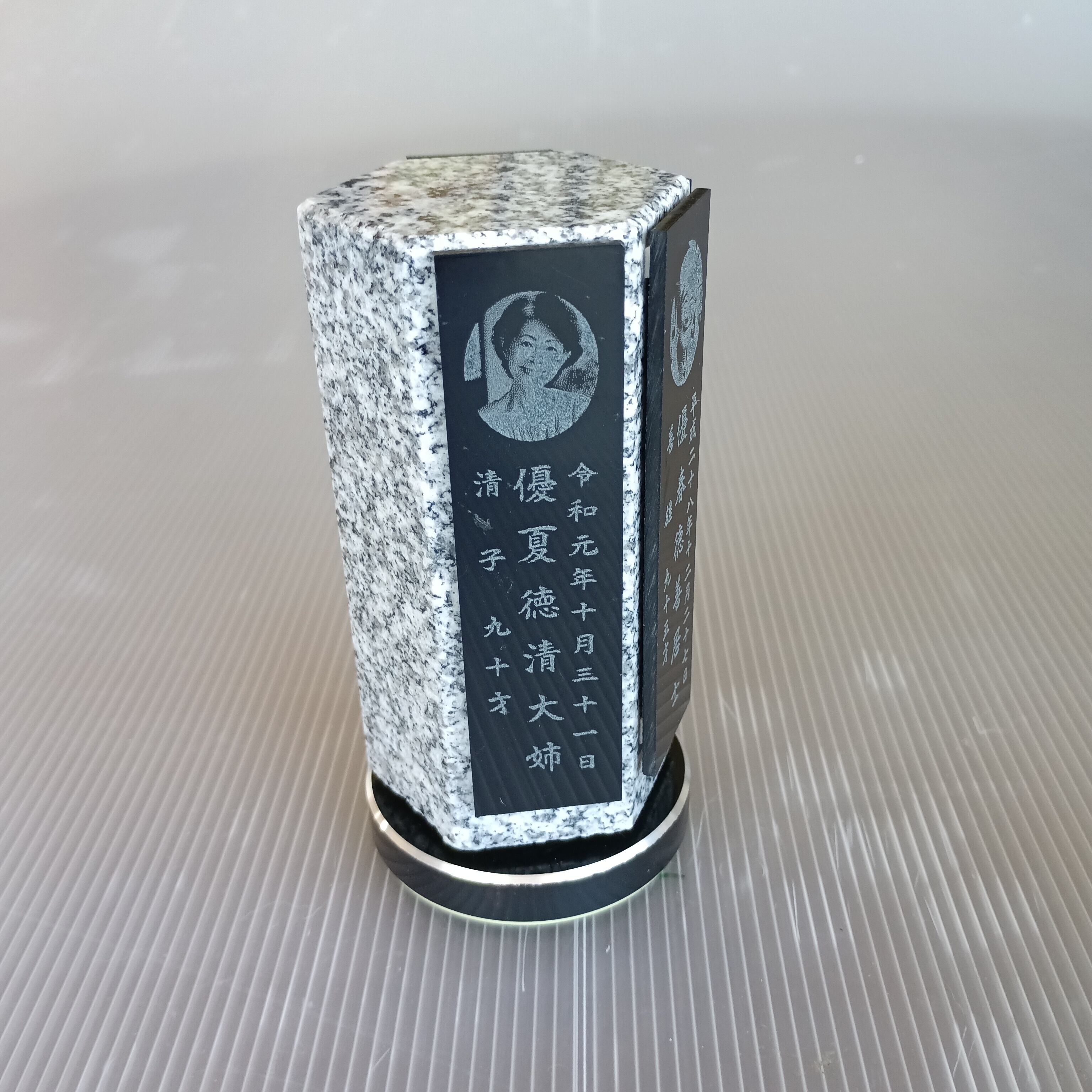 回転位牌　６人用悠想天回　6R60A白　４名様分