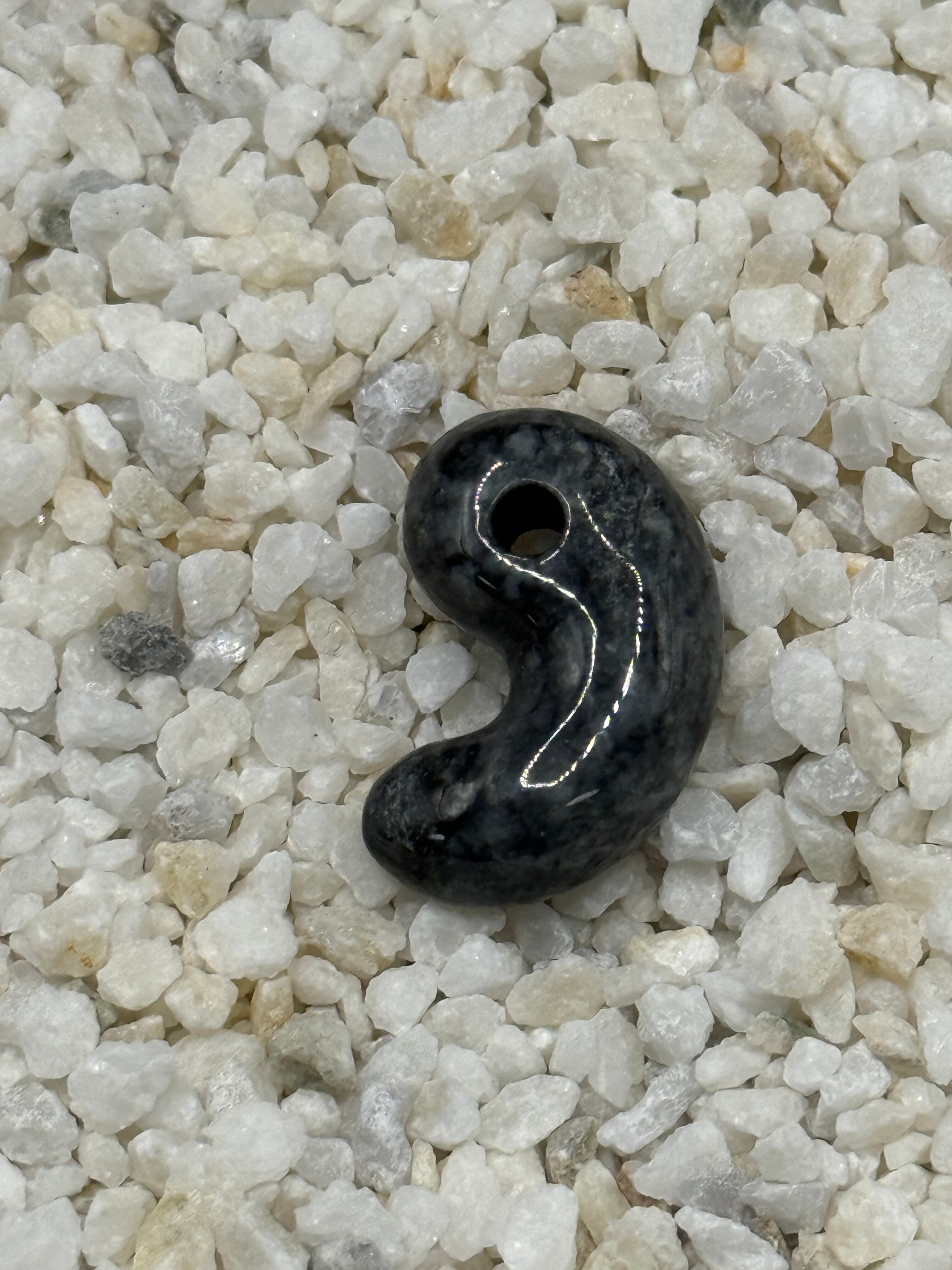 糸魚川翡翠 勾玉 057