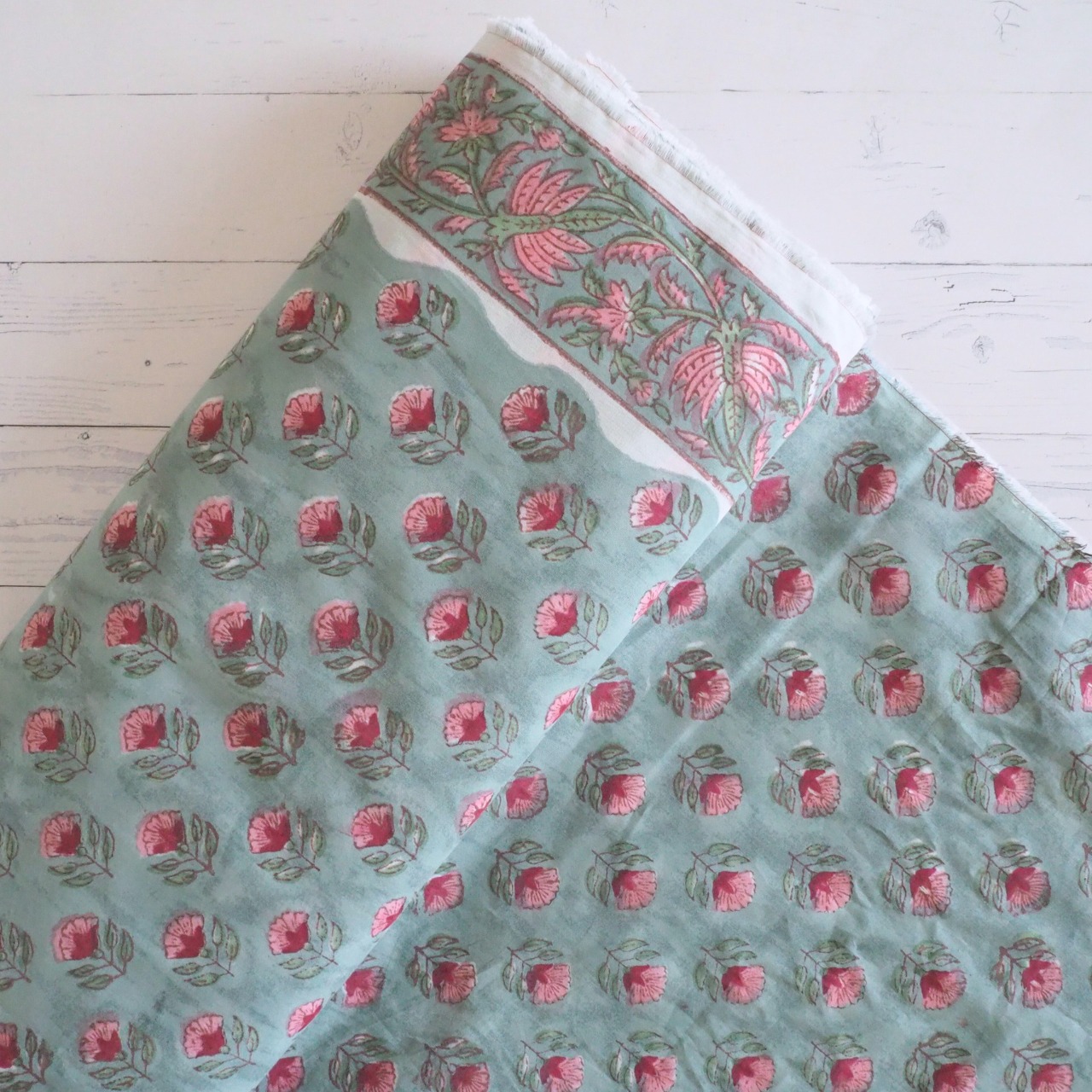 ブロックプリント生地【50cm単位】インド綿  片耳デザイン付き 小花柄 グリーン×ピンク #54710-GR1