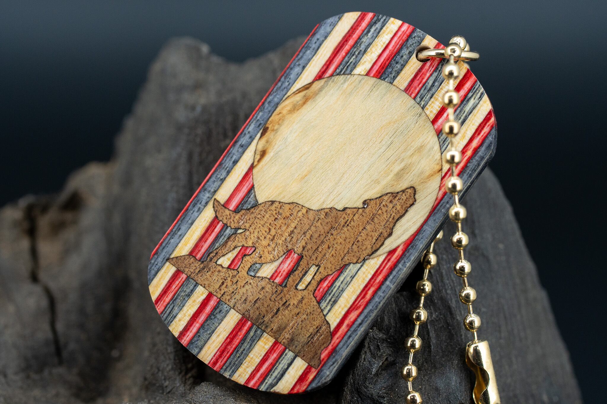 【 北国が育む麗しの木肌 】バーチ 寄木 ドッグタグ 象嵌 月と狼