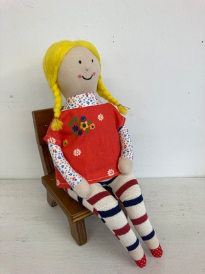 sokko doll   sitting