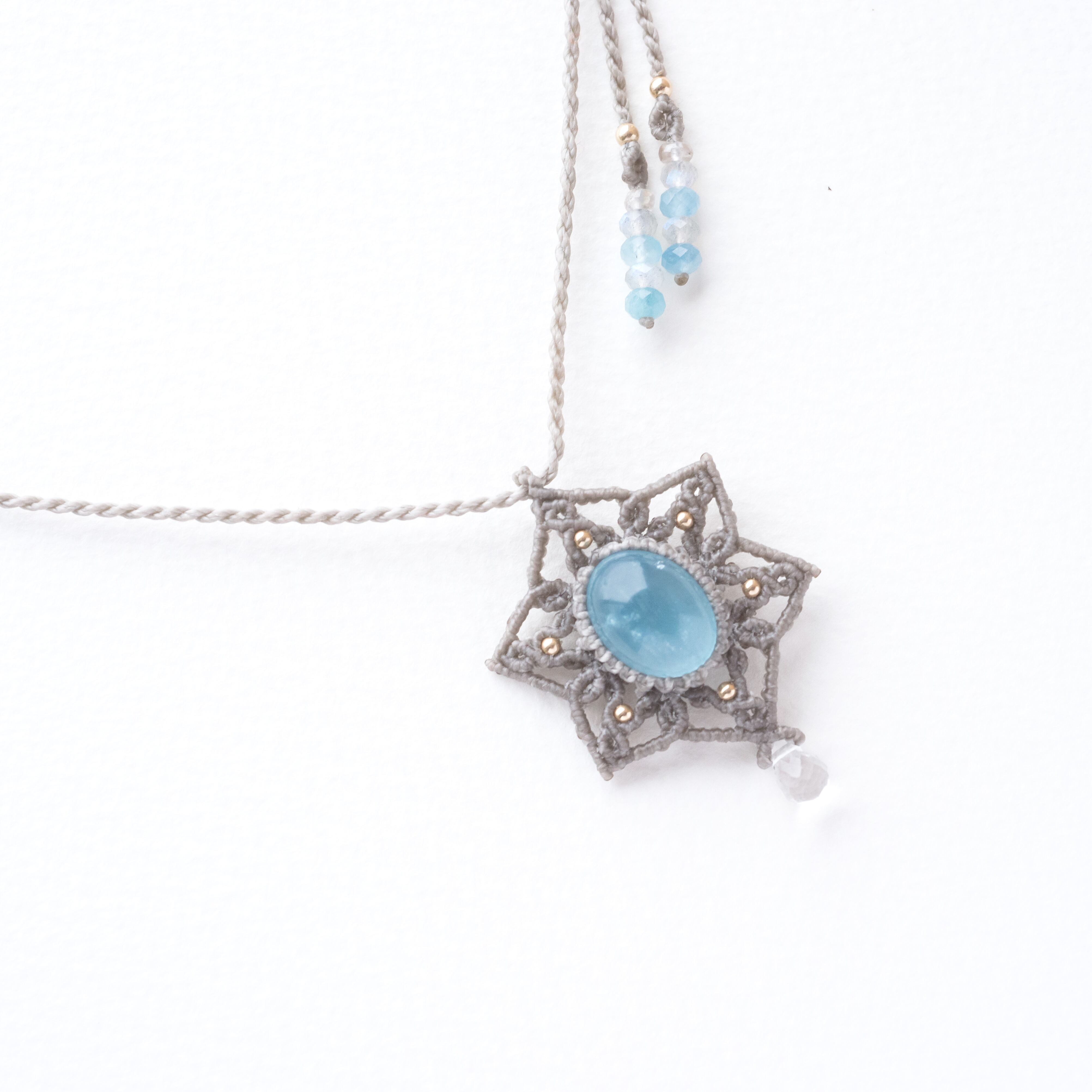 アクアマリンのマクラメ編み 天然石ネックレス ビーズ 編み ポーチ