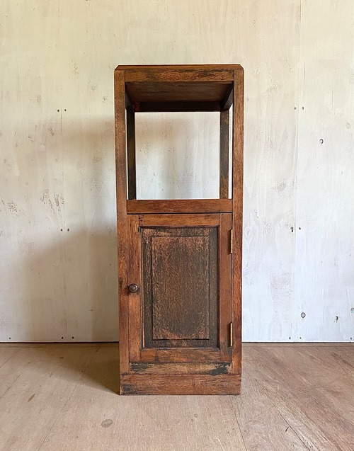 すらっとした姿の飾り棚[古家具]