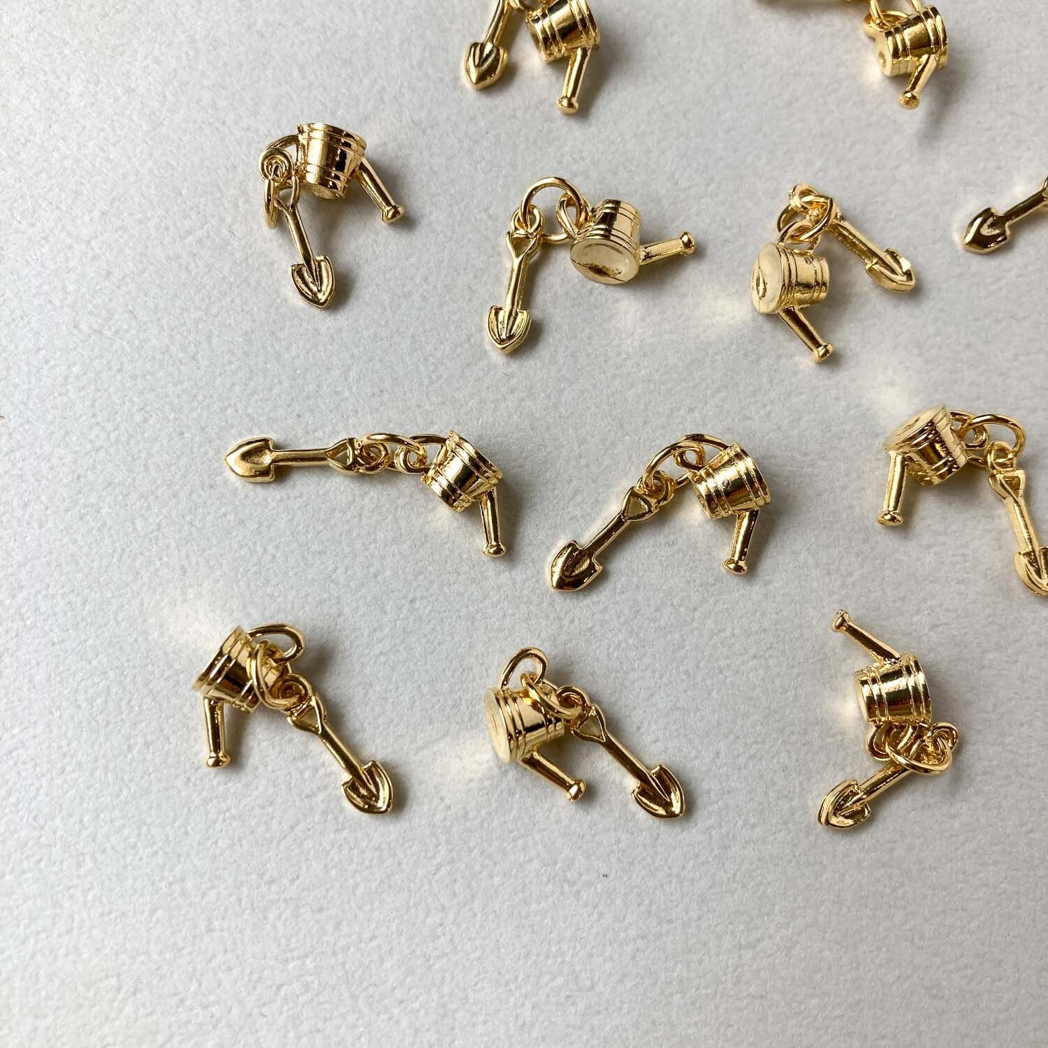 ジョウロとスコップのメタルチャーム