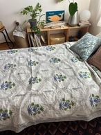 中綿なし（カンタキルト）ランタン柄ブルー× お花とツリーのデザイン　シングルサイズ　