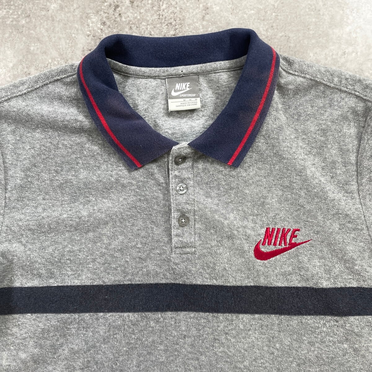 24642　ナイキ　メンズ　ポロシャツ　グレーＸ赤ほかボーダ－　サイズＸＬ 00年代 NIKE ナイキ ワンポイントロゴ刺繡 パイル地 ポロシャツ メンズ