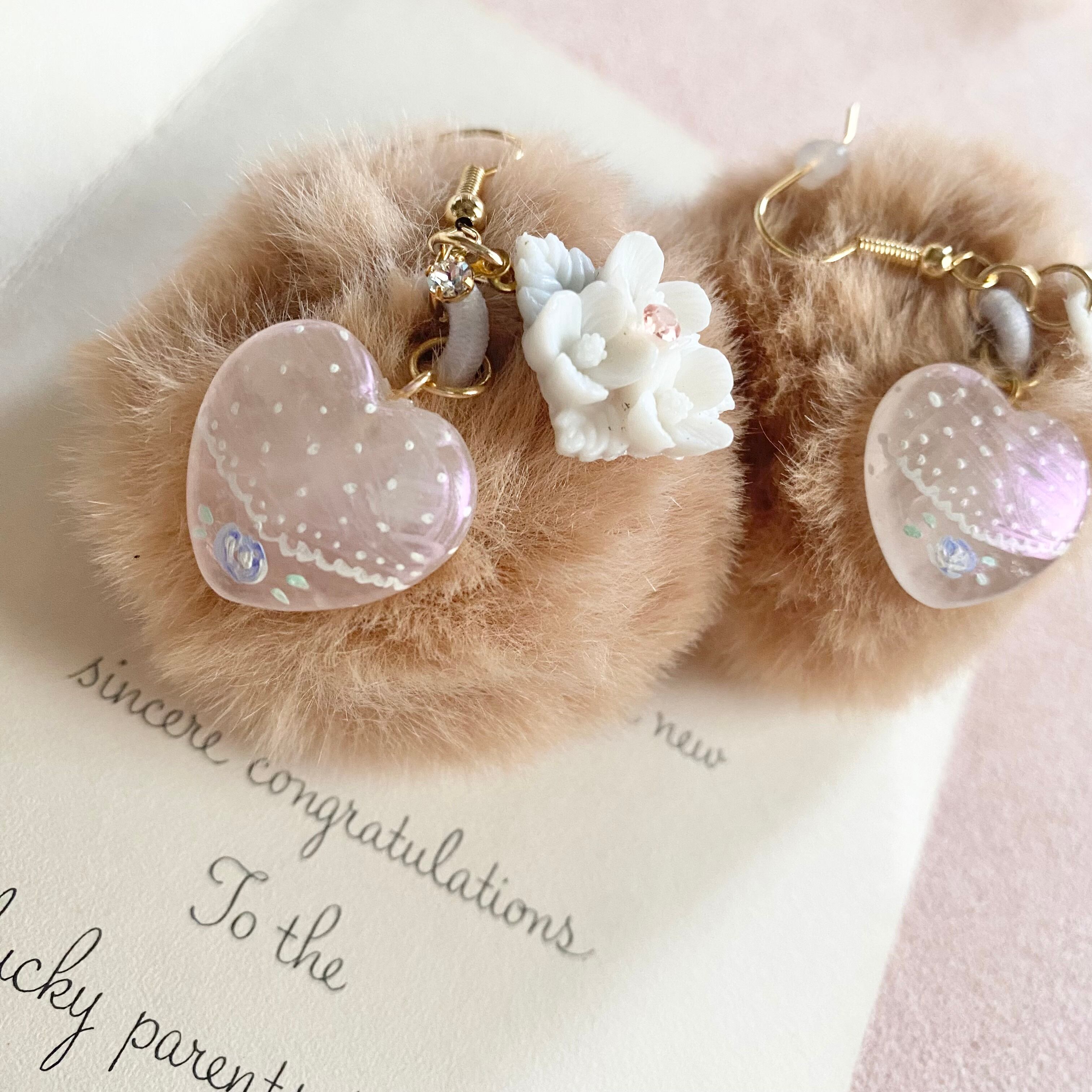 ぽんぽんモカx 白花束 ピアス MOKA Pon Pon hand painted earrings