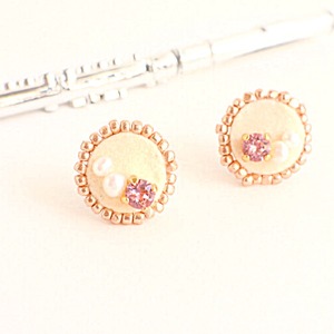 フルートのキーパッドのビジューピアス (PNK : S) F-007   Flute key pads pierced earrings with pearls and Swarovski (PNK : S)