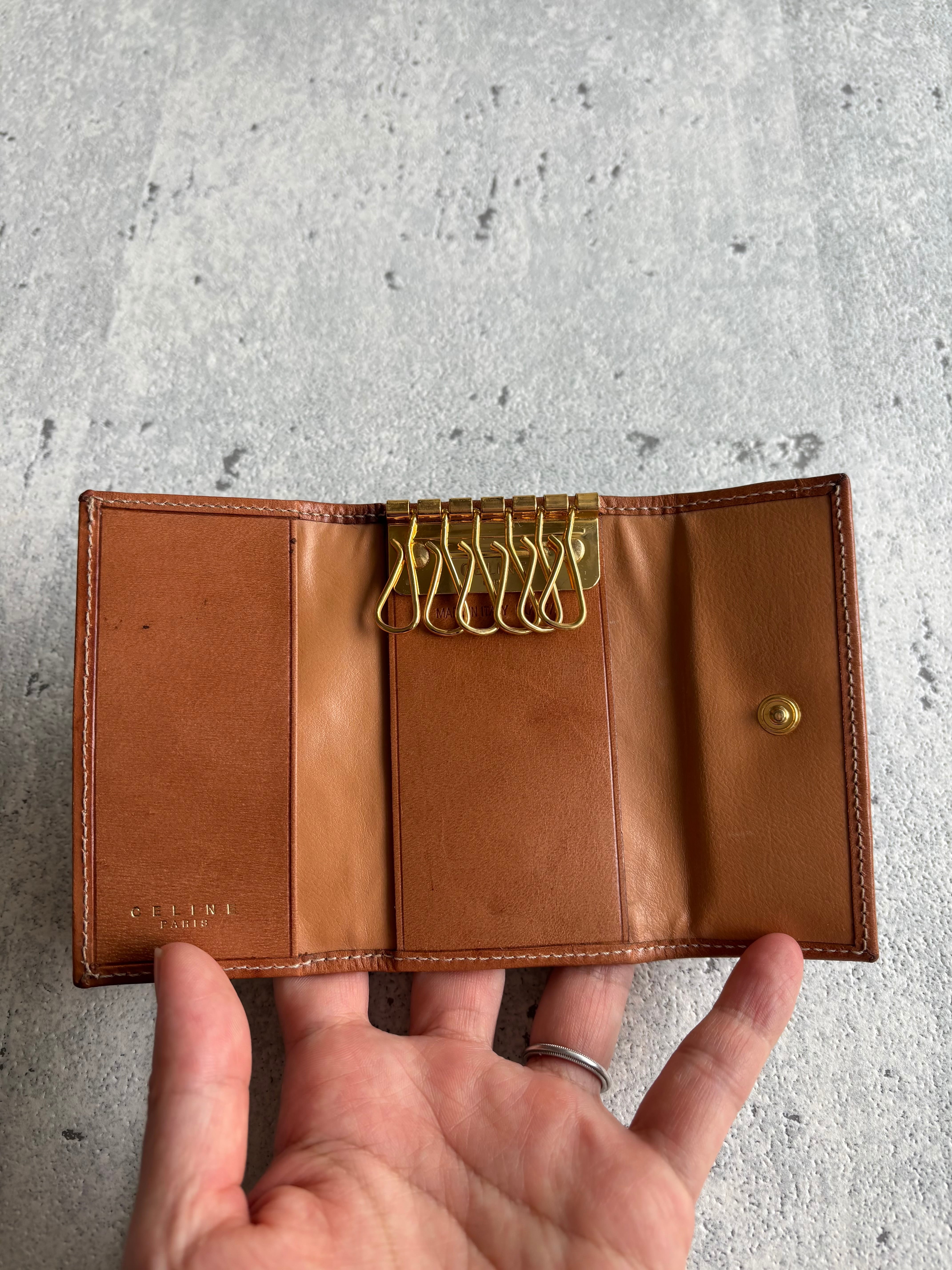 CELINE トリオンフ型押し キーケース ヌメ革② | Petit luxe Vintage