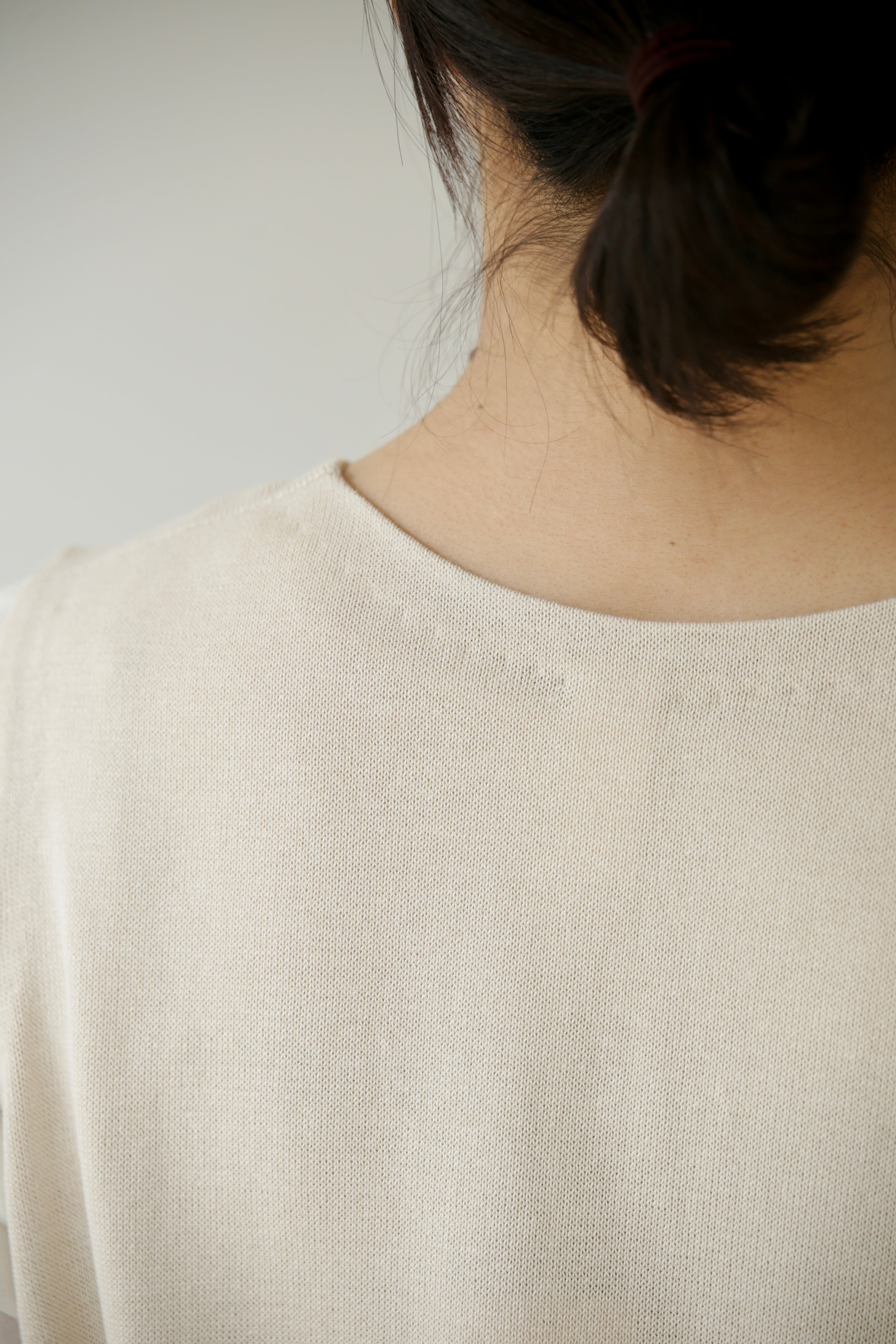 Yoli コットンVネックスリーブレスワンピース | Vie