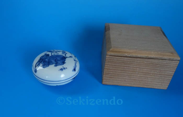 華山　萬右衛門　青白磁の山水画　陶額　有田焼 有田焼 飾り皿 染付 山水 大皿 華山窯 木製皿立付 40cm 華山萬右衛門