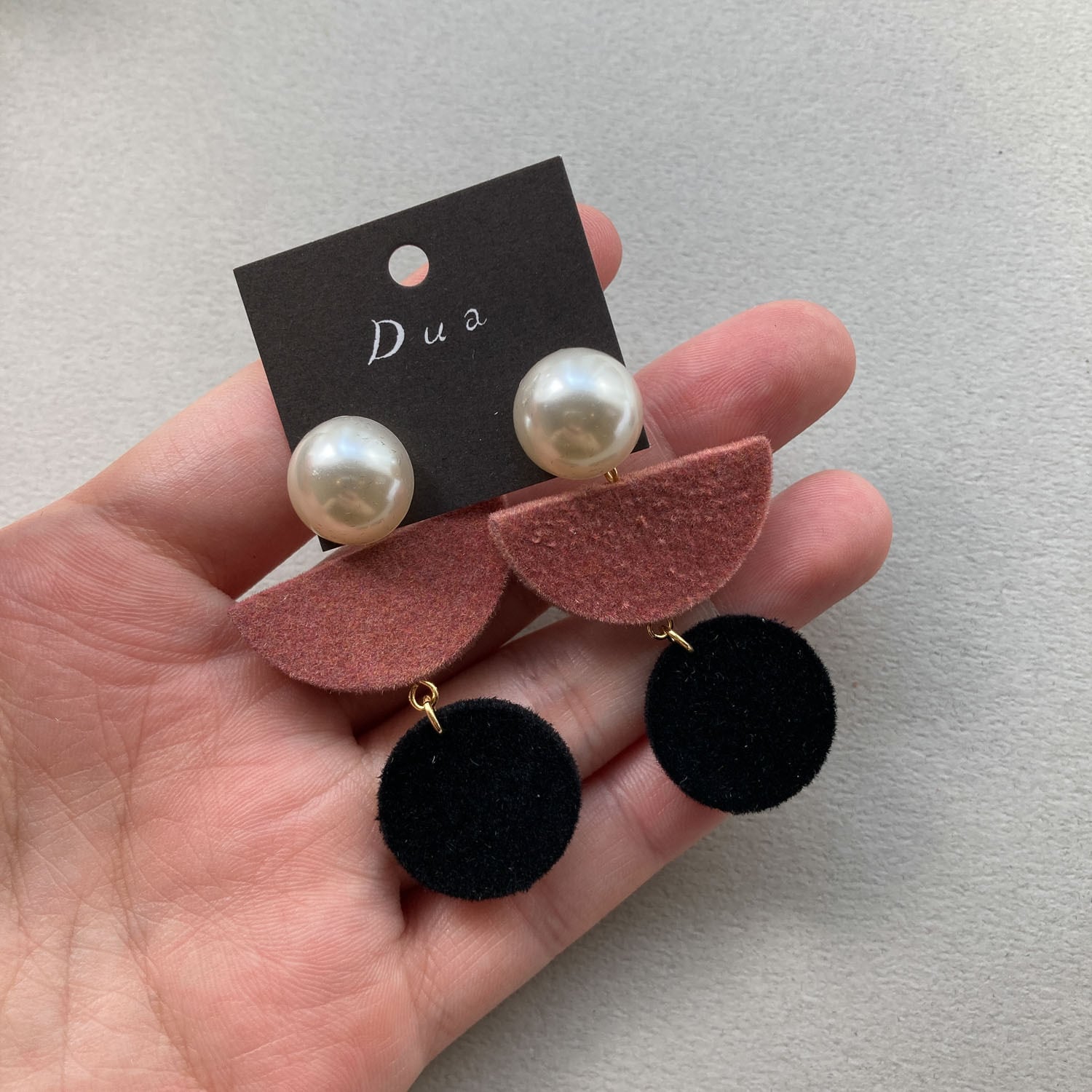 ピンク×ブラックフェルトの積み木〈ピアス/イヤリング〉 | Dua-アクセサリーパーツショップ