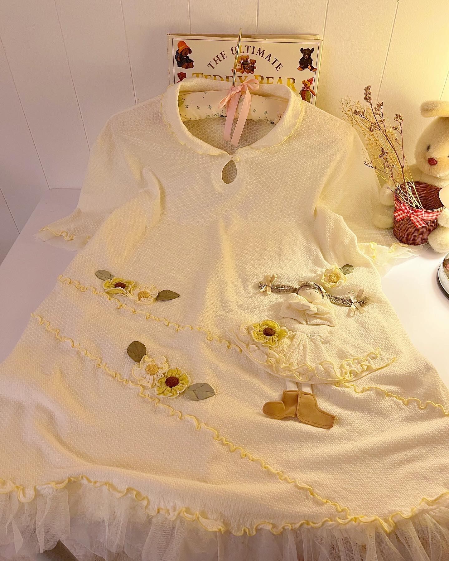 doll & flower applique pull over