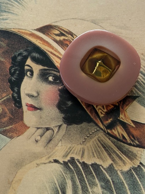 25mm Japanese ヴィンテージボタン ピンクベージュ×ゴールド 角なしスクウェア  樹脂ボタン アクセサリーパーツ 装飾材