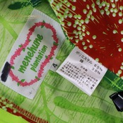 フラダンス 衣装 ワンピース ドレス グリーン系 メネフネプランテーション 日本製 ハワイアンプリント モンステラ柄 MENEHUNE PLANTETION キャミソール フリル フレアスカート レッド系 黄緑 緑 赤 華やか 鮮やか かわいい おしゃれ さわやか 上品 おしゃれなワンピース 華やかな ハワイアンスタイル エレガント リゾート