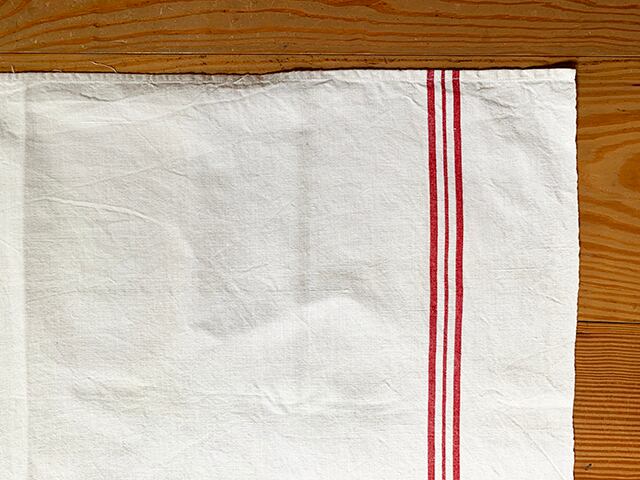 シンプルさが素敵で少し大きめの赤ラインYM刺繍入りリネンクロス *フレンチアンティーク