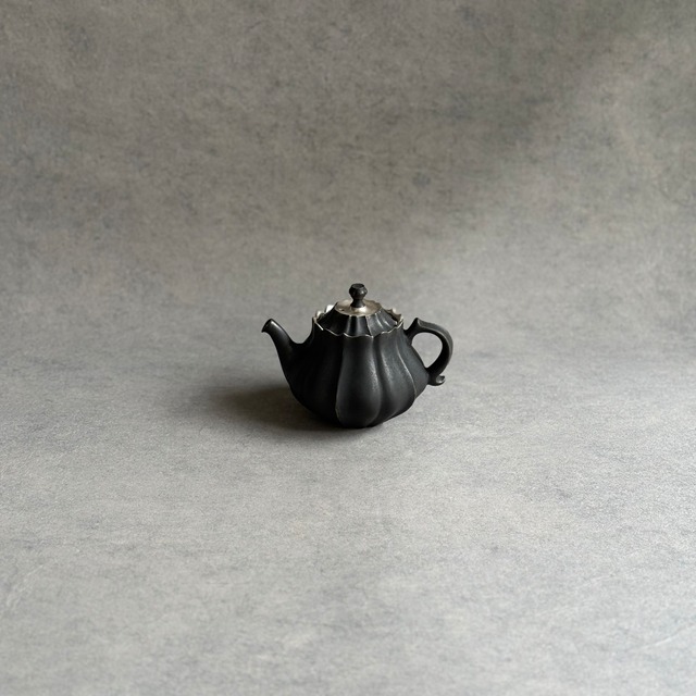 東一仁  黒 スズラン 茶壺 M