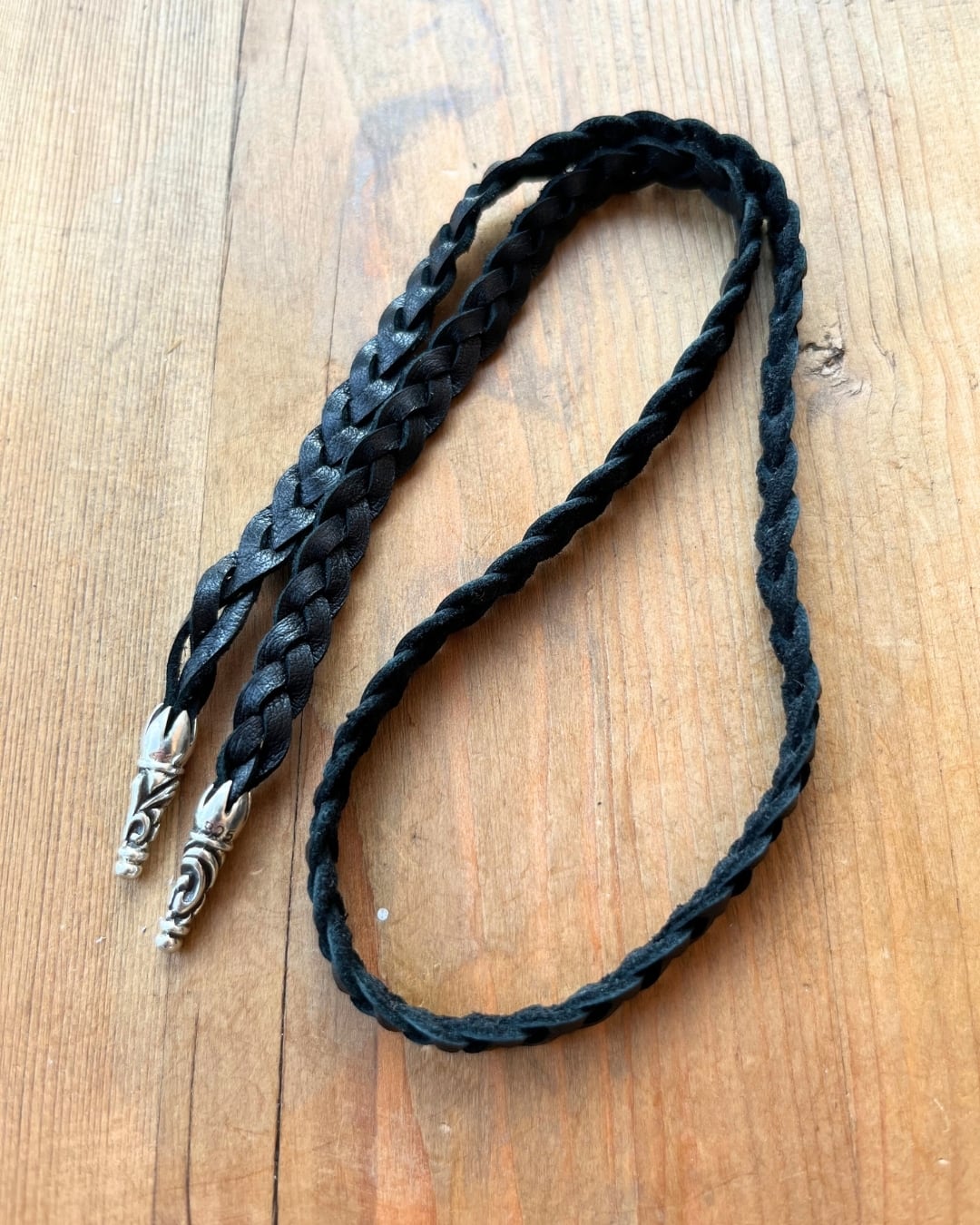 三つ編み革紐ブレスレット