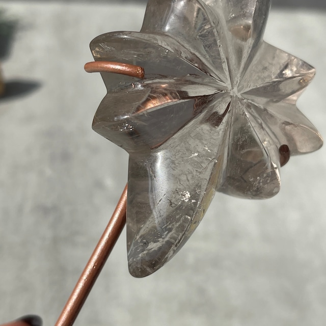 ブラジル・ミナスジェライス州 セラデカブラル産 スモーキークォーツ『流れ星』スタンド付き｜ライトカラー