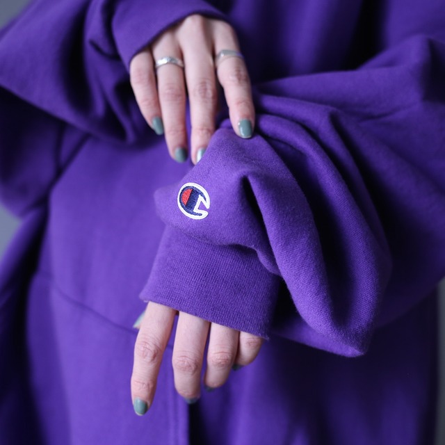 "Champion" violet color super over silhouette sweat parka