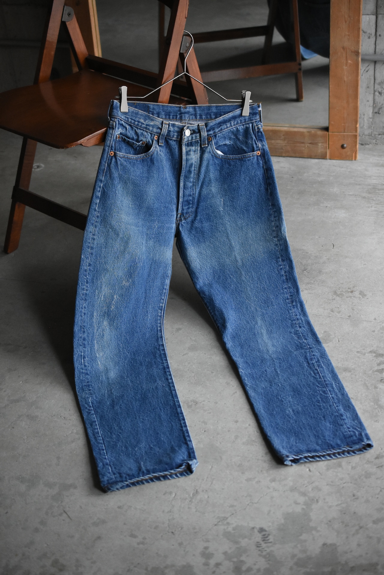 OK/83's "Levis501" indigo denim pants.