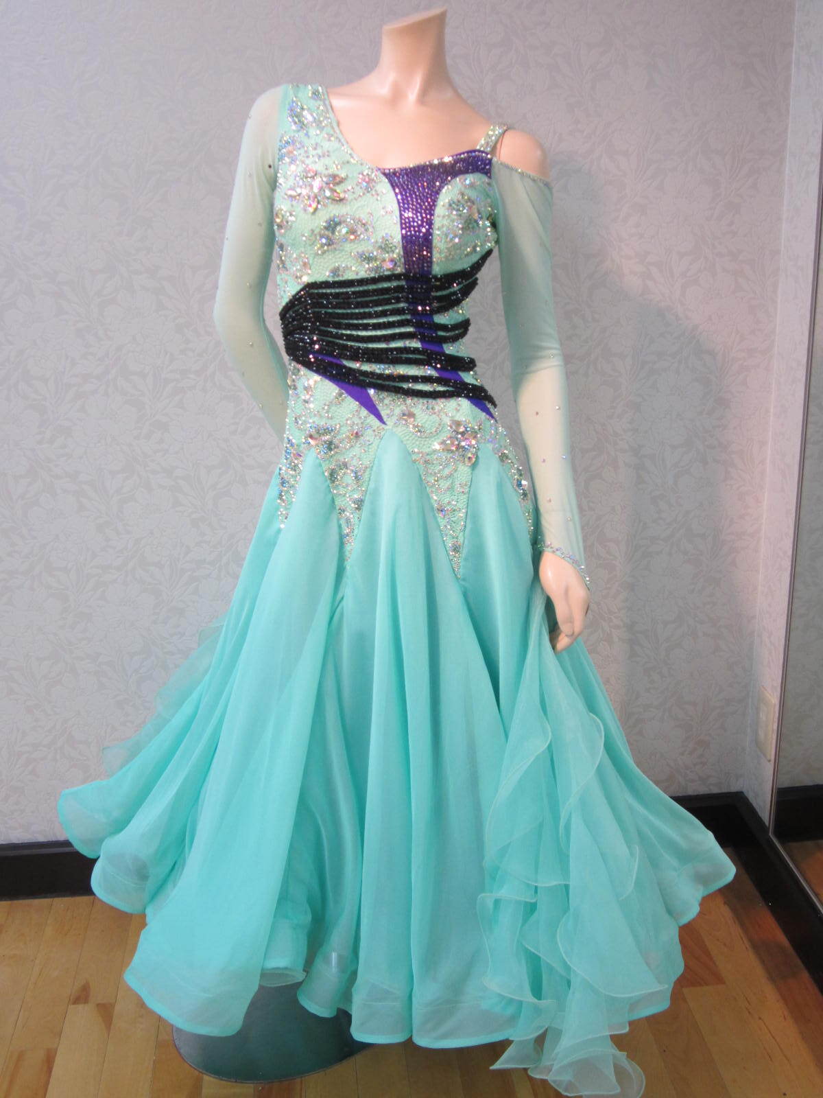 社交ダンス モダン用 白 ベージュ系バラ柄 スワロいっぱい 社交ダンス モダン用 白 ベージュ系バラ柄 スワロいっぱい