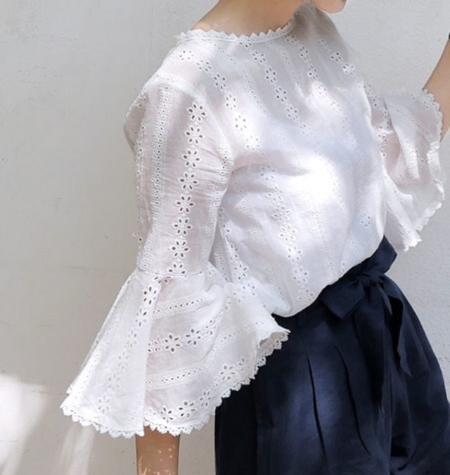 パンチングフラワー ブラウス