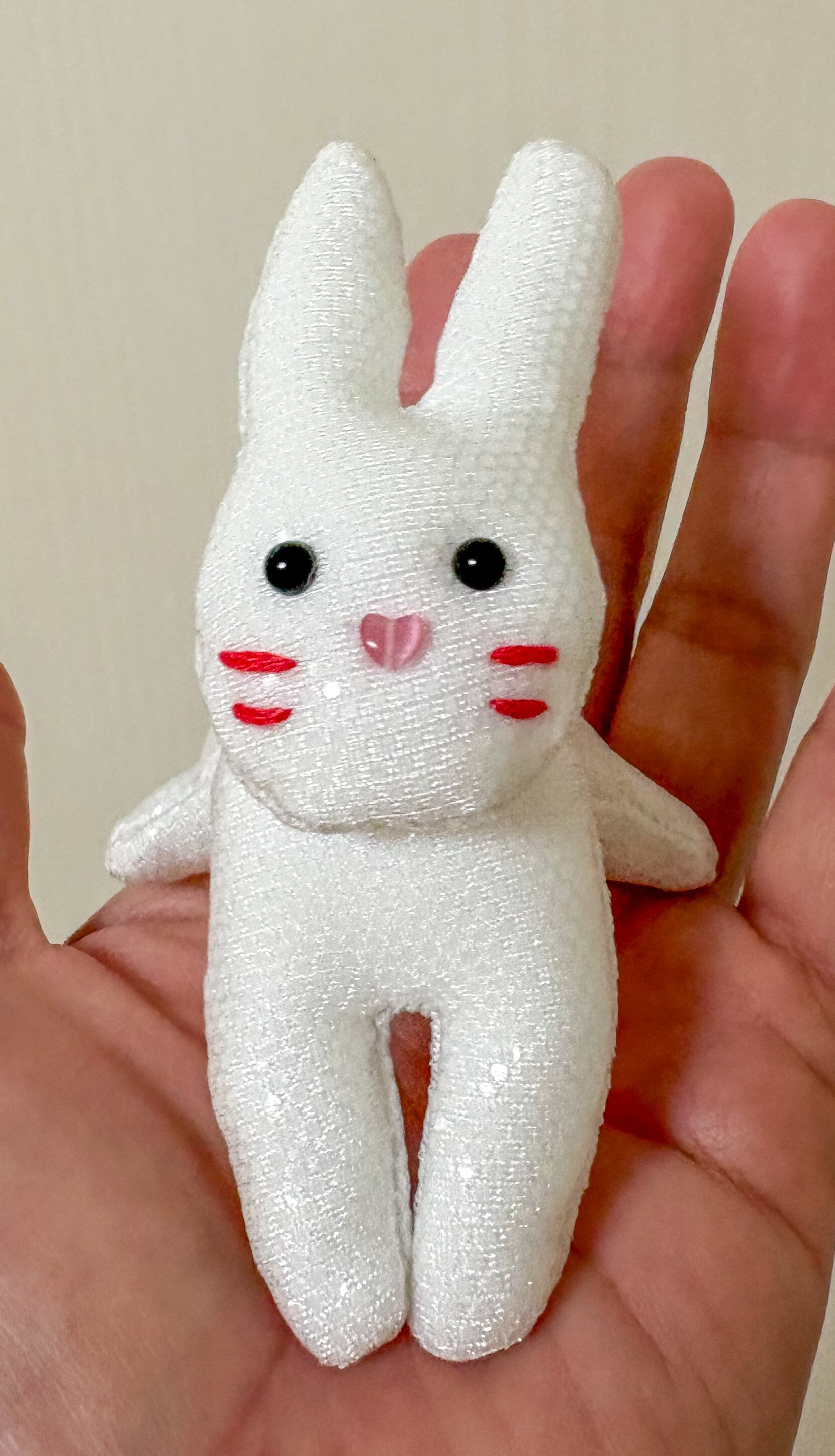 純白のうさぎのぬいぐるみ
