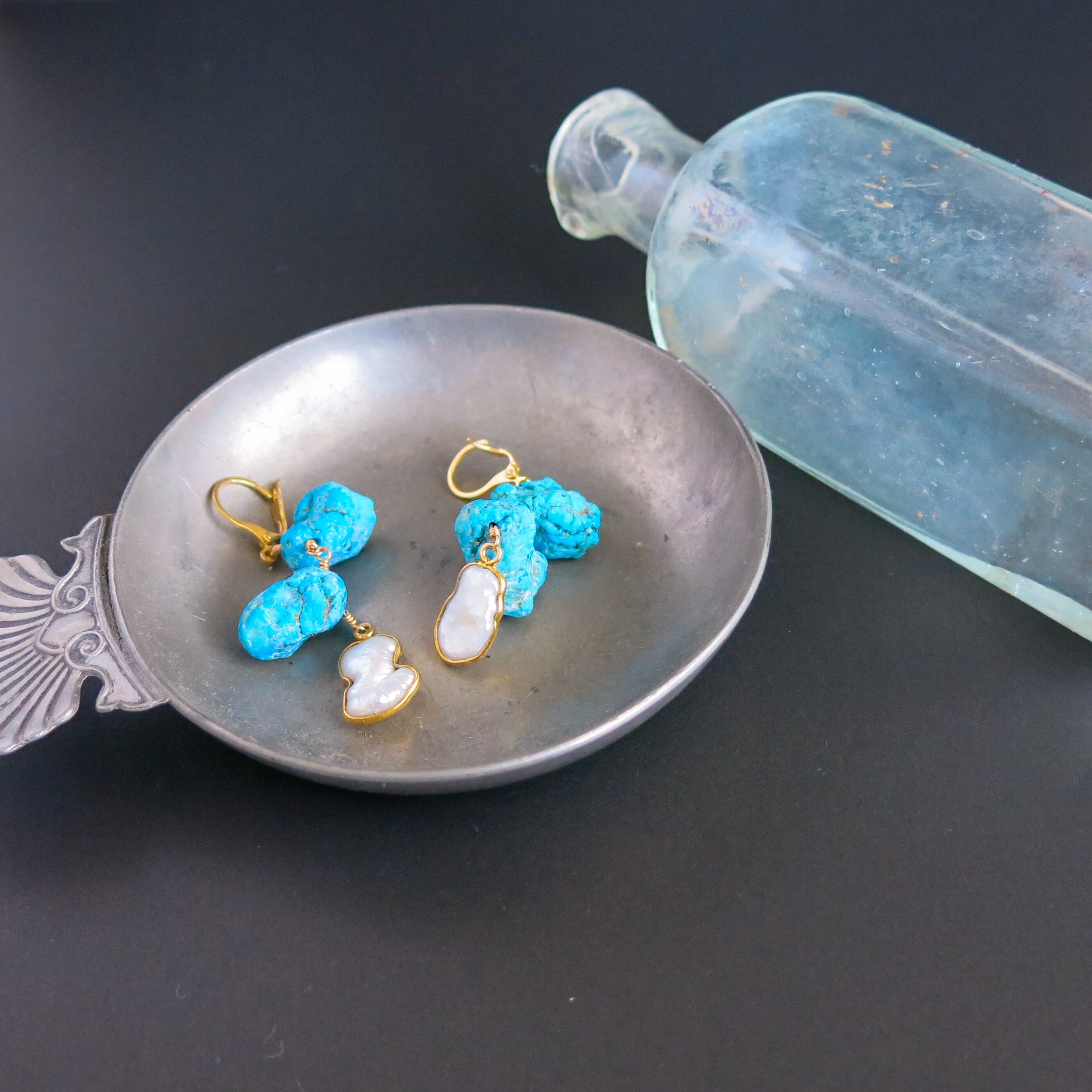 原石ターコイズ×枠付き淡水パールのピアス