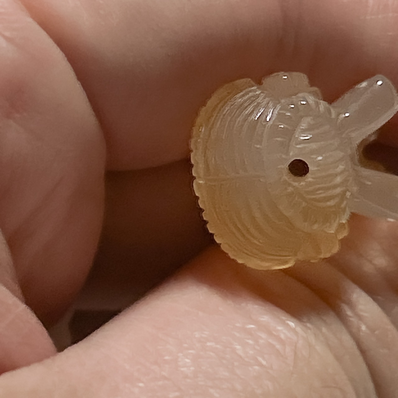 アラシャン瑪瑙 妖精の彫刻ビーズ － 砂漠からの聖なる囁き