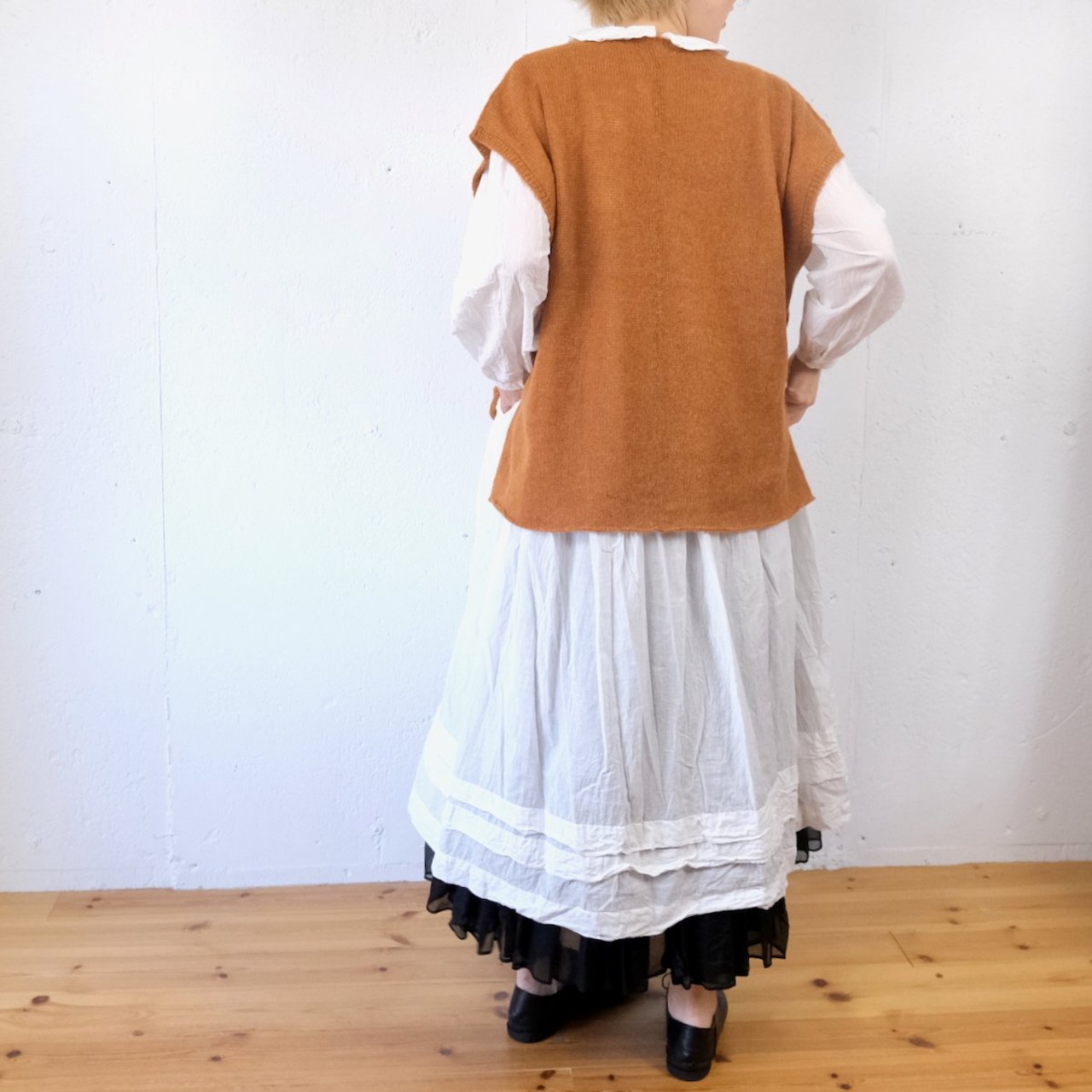suzuki takayuki (スズキタカユキ) alpaca knitted cape ベビーアルパカ ニットベスト(ブラウン)