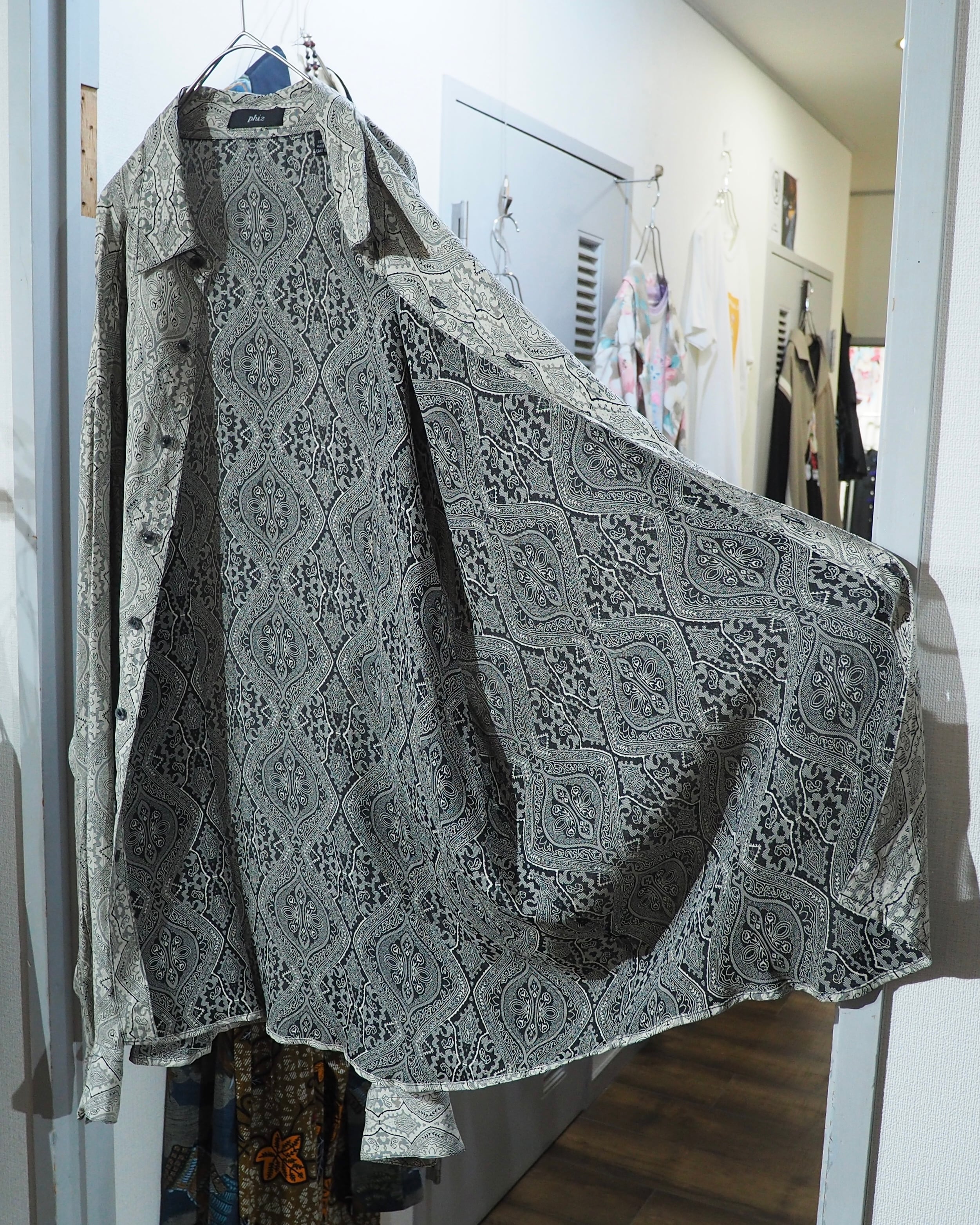 1990s " GOOUCH - Phiz " Beautiful Arabesque pattern Embroidery vintage loose Shirt