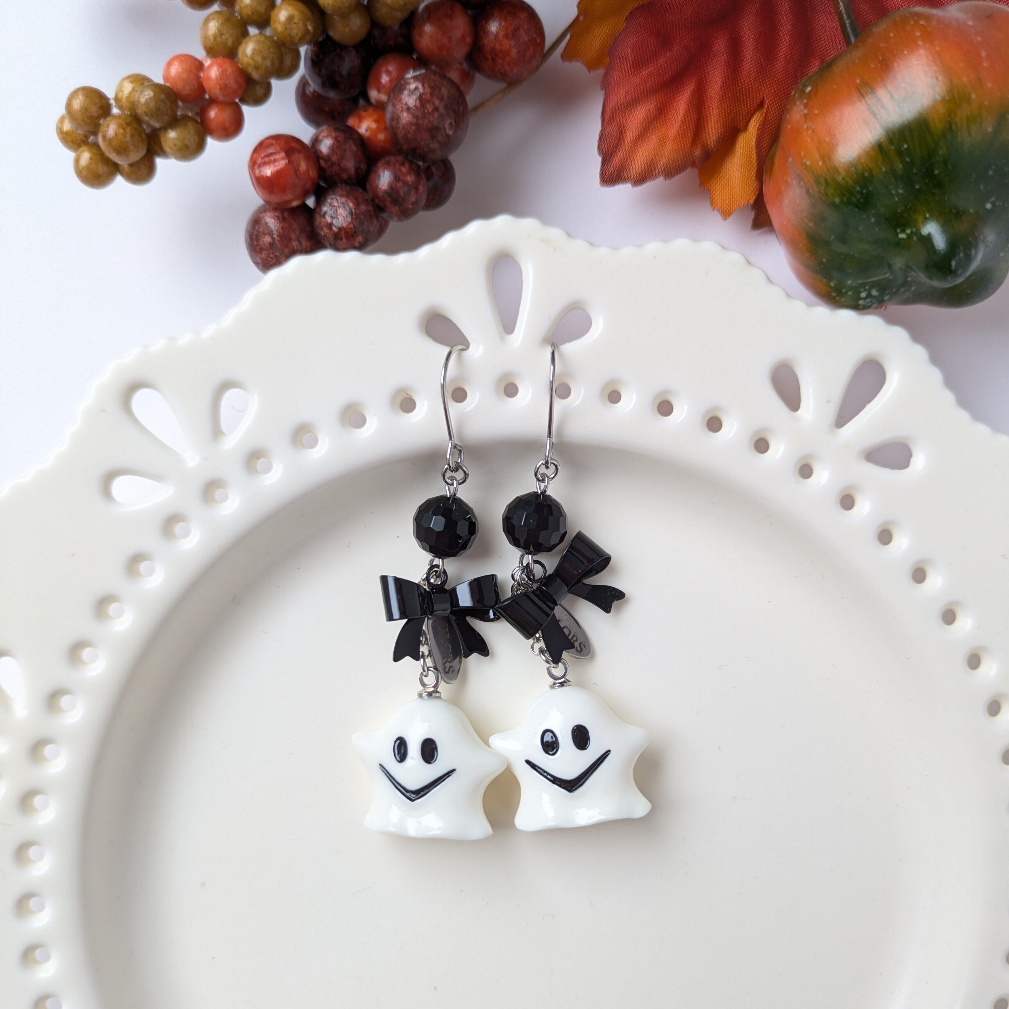 再入荷【ピアス or イヤリング 変更可】ハロウィン・おばけちゃんと黒