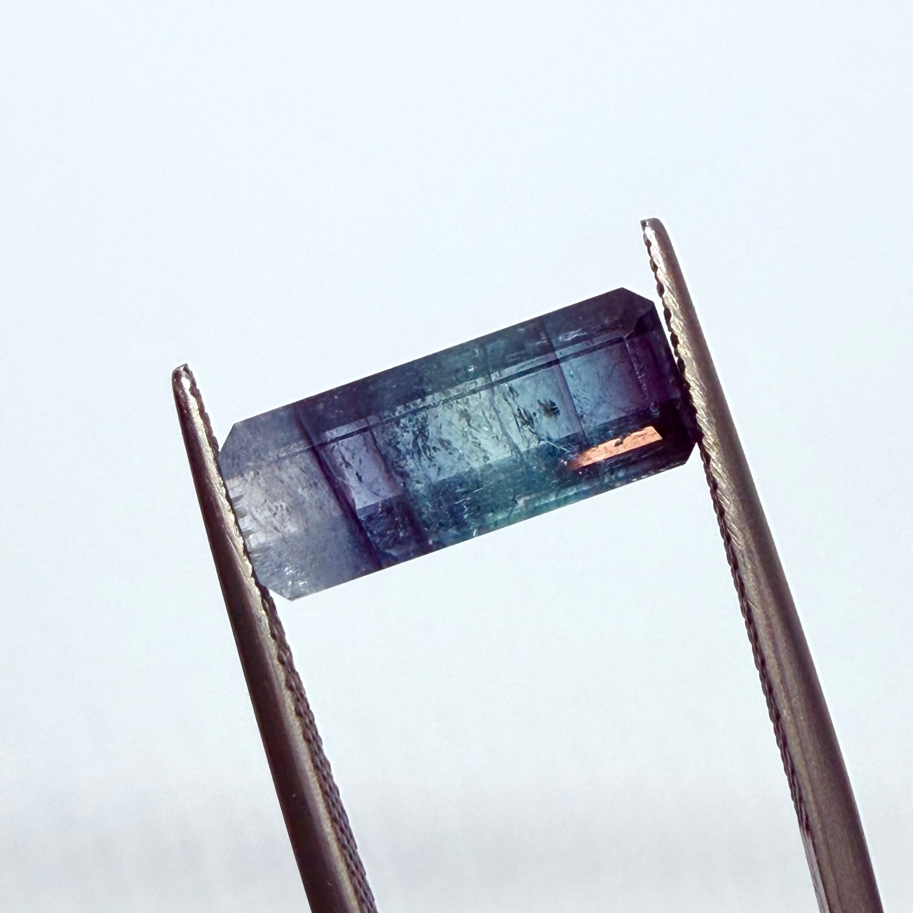 繊細なパーティカラーのトルマリン