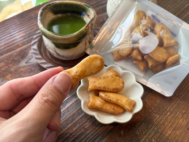 静岡銘菓「あじろ」～かわいい魚形の桜えび粉入りせんべい～