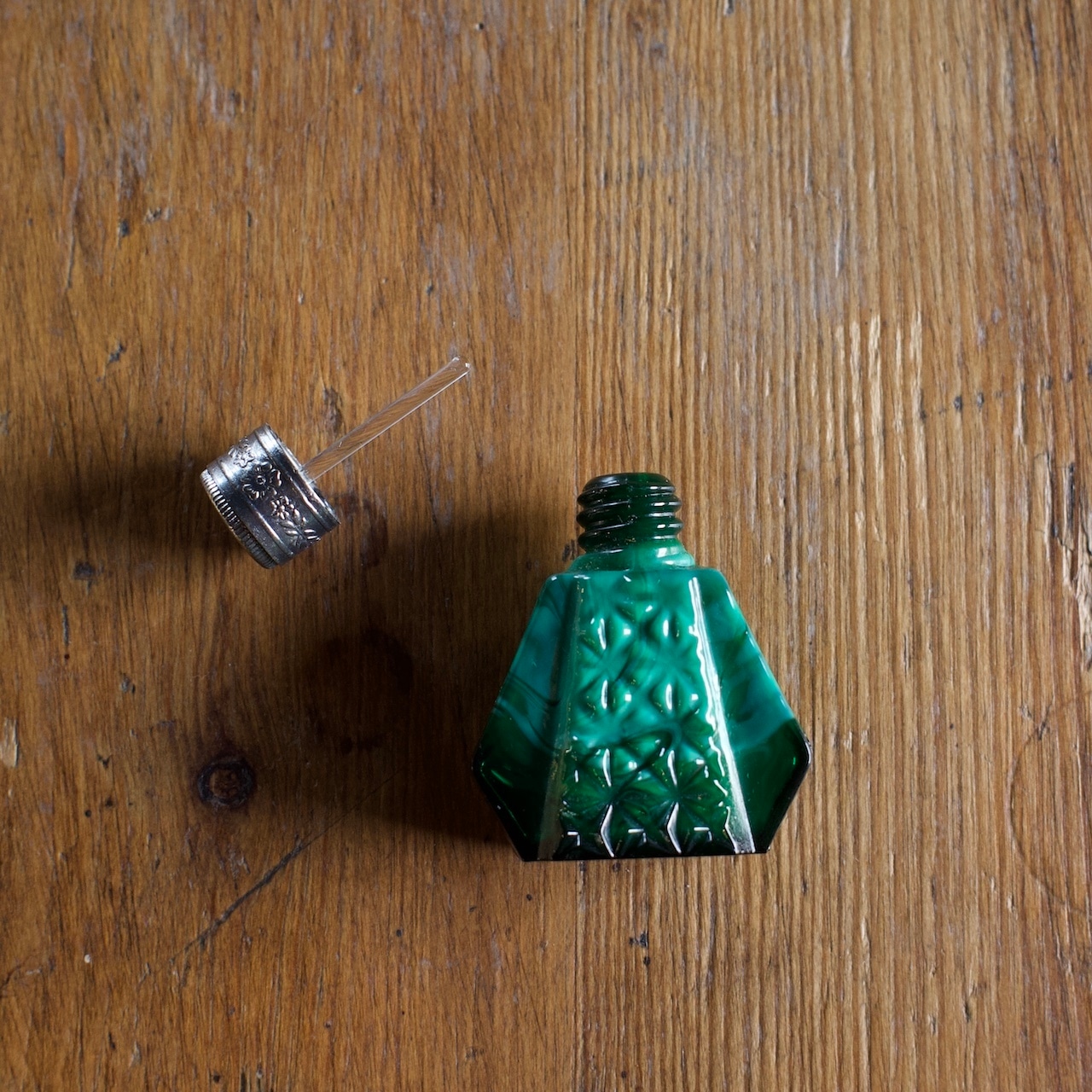 Malachite Perfume Bottle/ マラカイト 香水瓶〈 チェコガラス・オブジェ・ディスプレイ・アンティーク・ヴィンテージ 〉