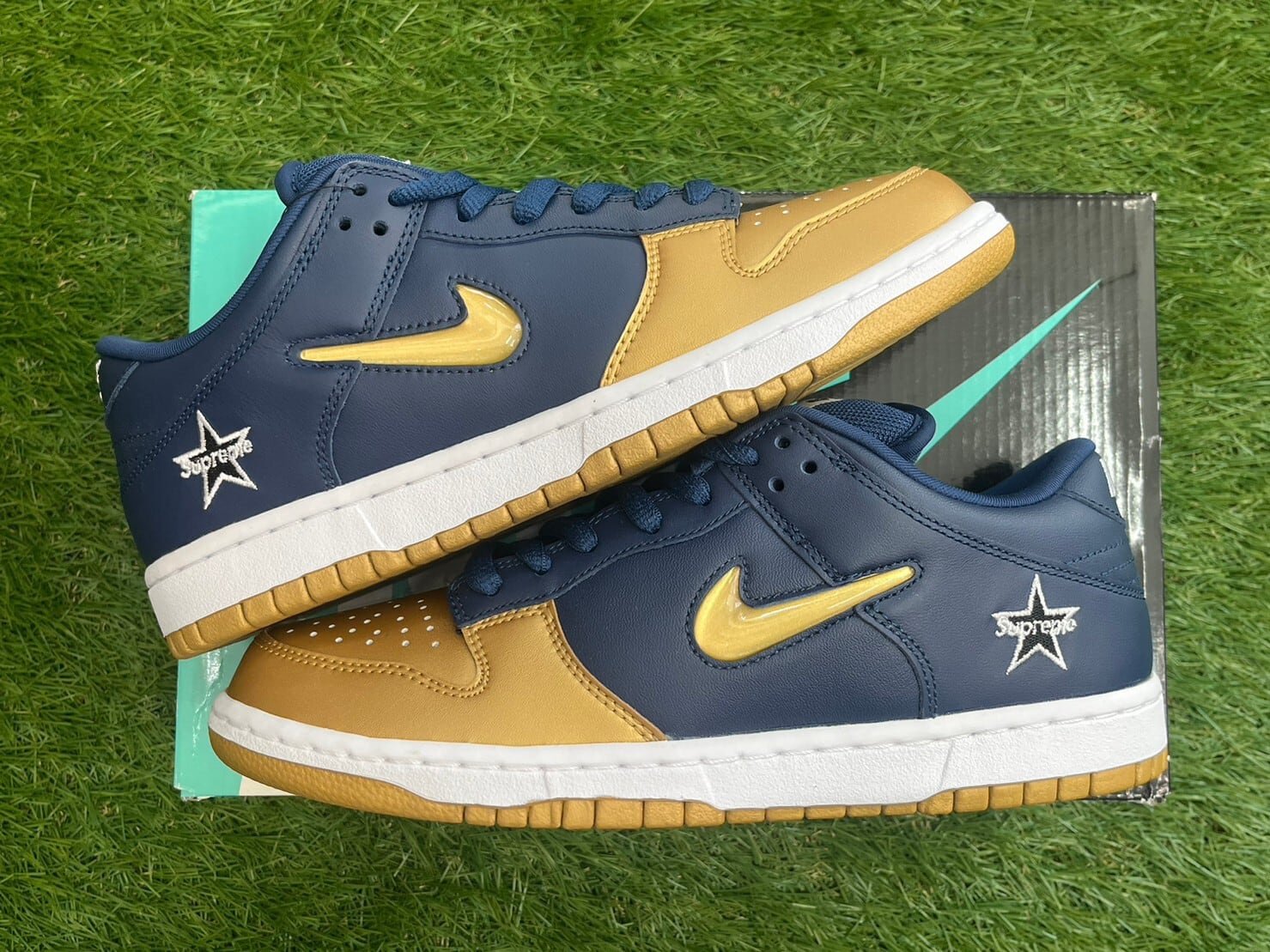 商品はヨーロッパ限定の Supreme × Nike SB Dunk Low Supreme Nike SB Dunk Low 2025 Release Info