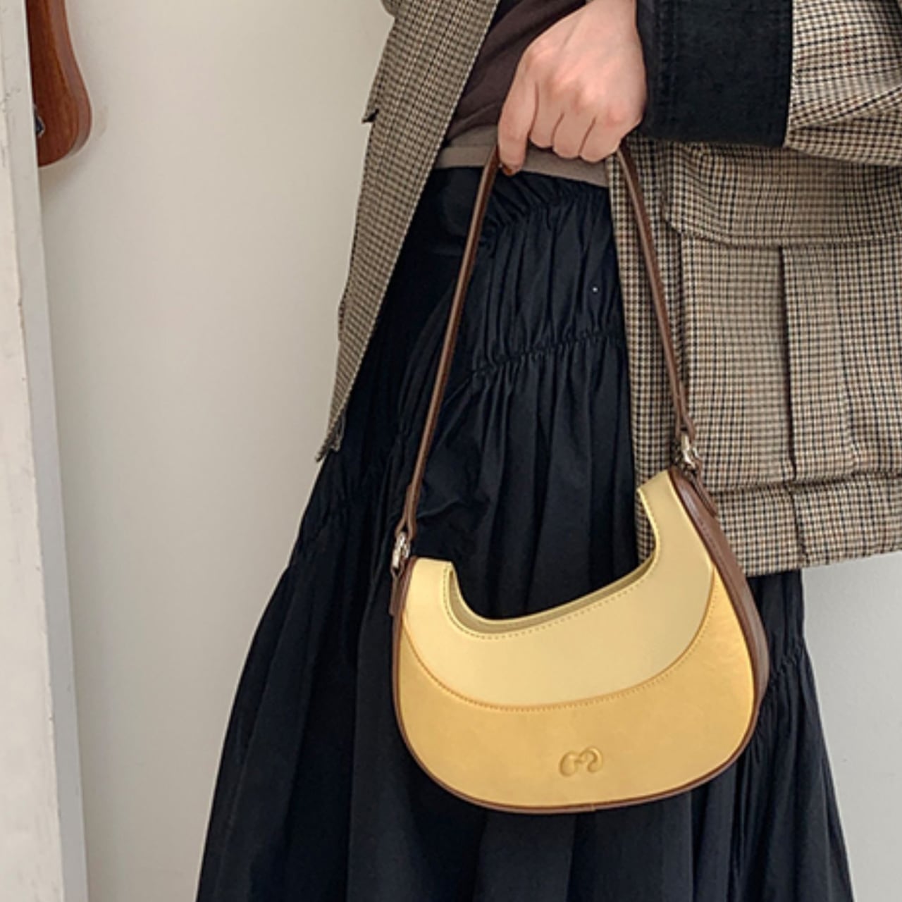 2way crescent design bag in 2 colors S715