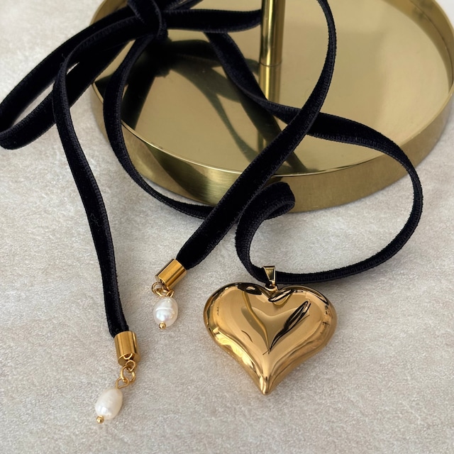 VELVET HEART CHOKER