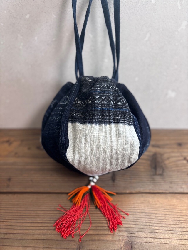 ロッカク ライチャウ モン族 ろうけつ染め 刺繍 バック