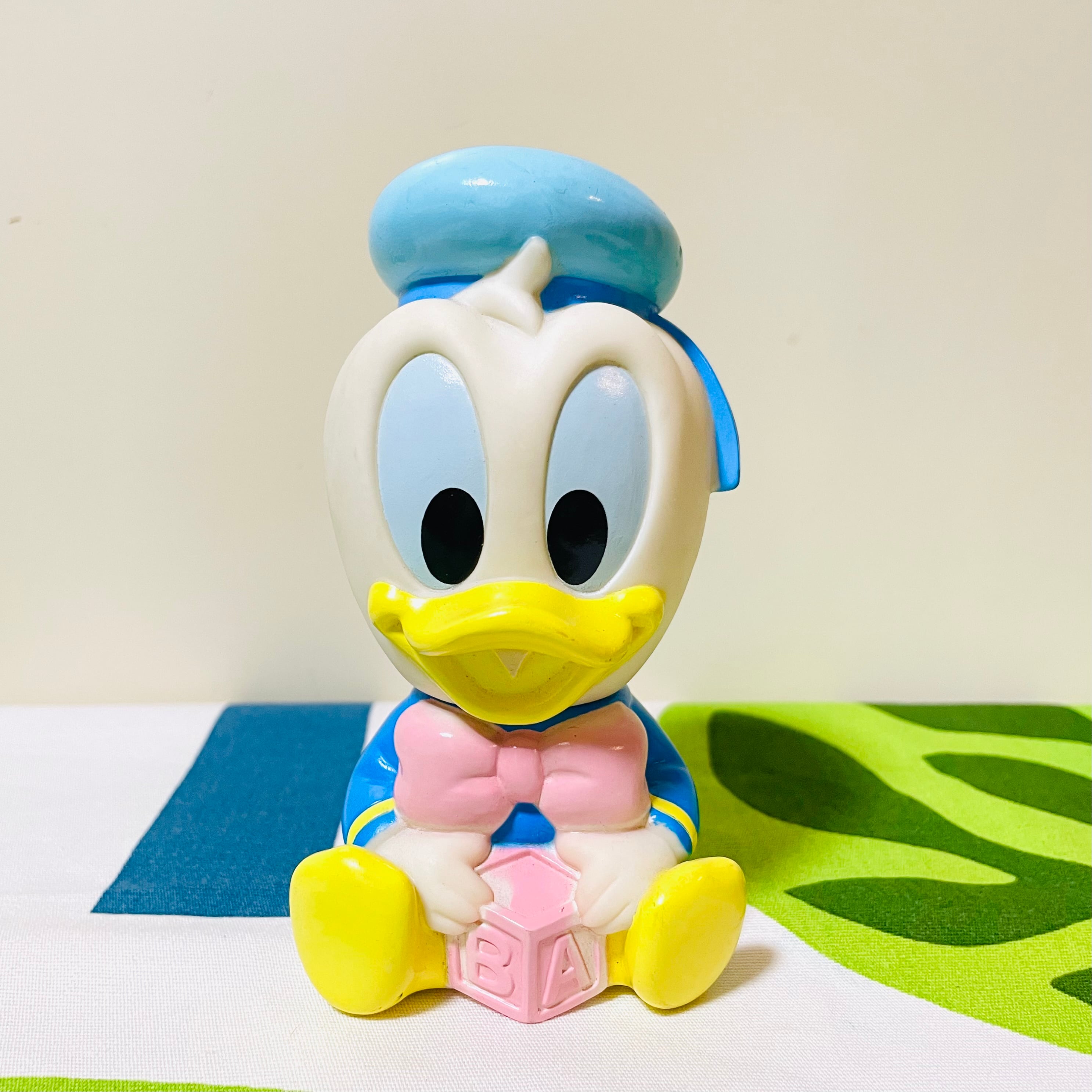 BABY DONALD DUCK SQUEAKY RUBBER DOLL ブロックを持つベビードナルド