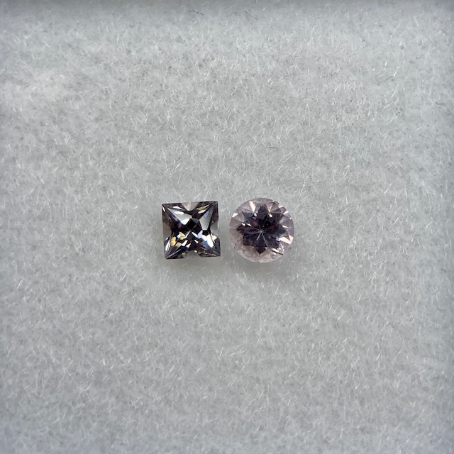 プチっとスピネル 丸と四角  約2.8ｍｍ 2.4mm r-0171