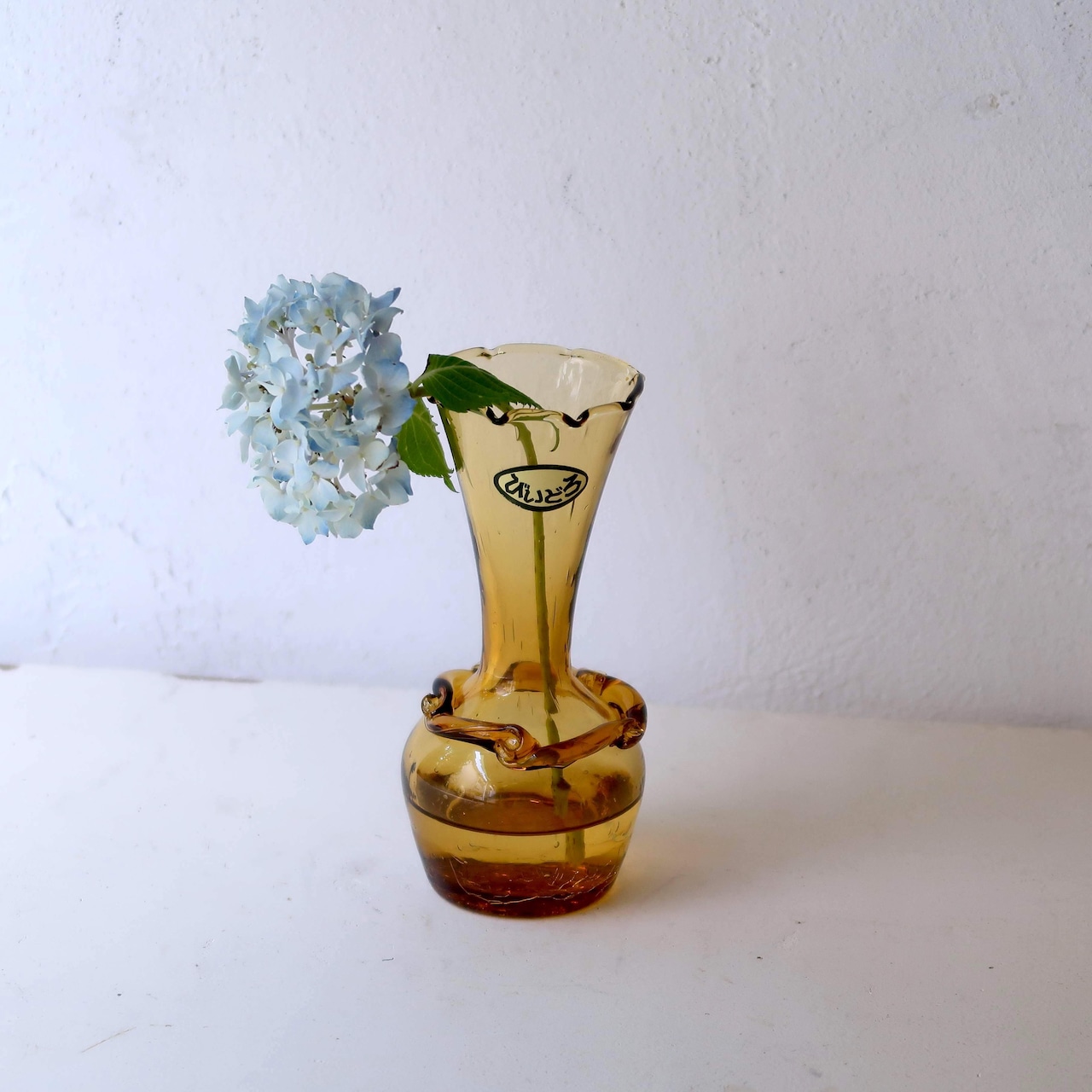 あめ色のびいどろ花瓶