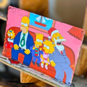 送料無料！ちょうどいいブリキ看板【 The Simpsons （ シンプソンズ ）】『 Xmas シンプソンズファミリー 』 METAL SIGN / メタルサイン / ブリキ看板 / サインボード / ビンテージ加工 〚アメリカン雑貨 アメトイ〛
