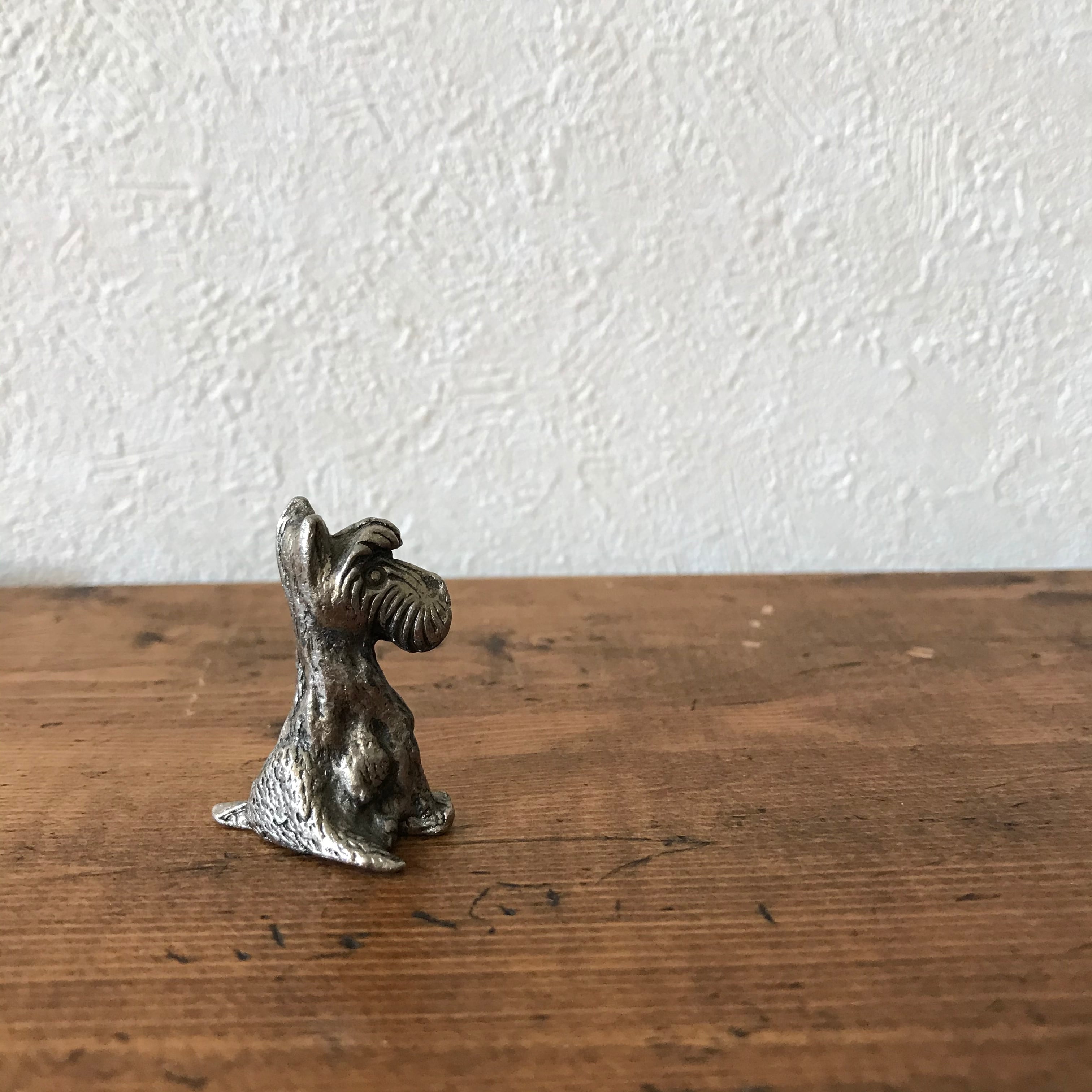 金属製の薄い犬