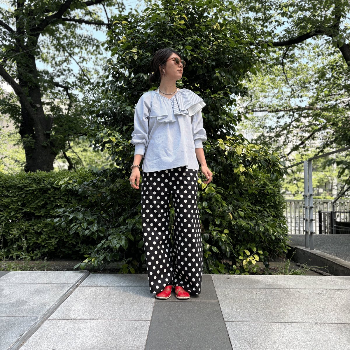 モノトーン水玉のストレートパンツ